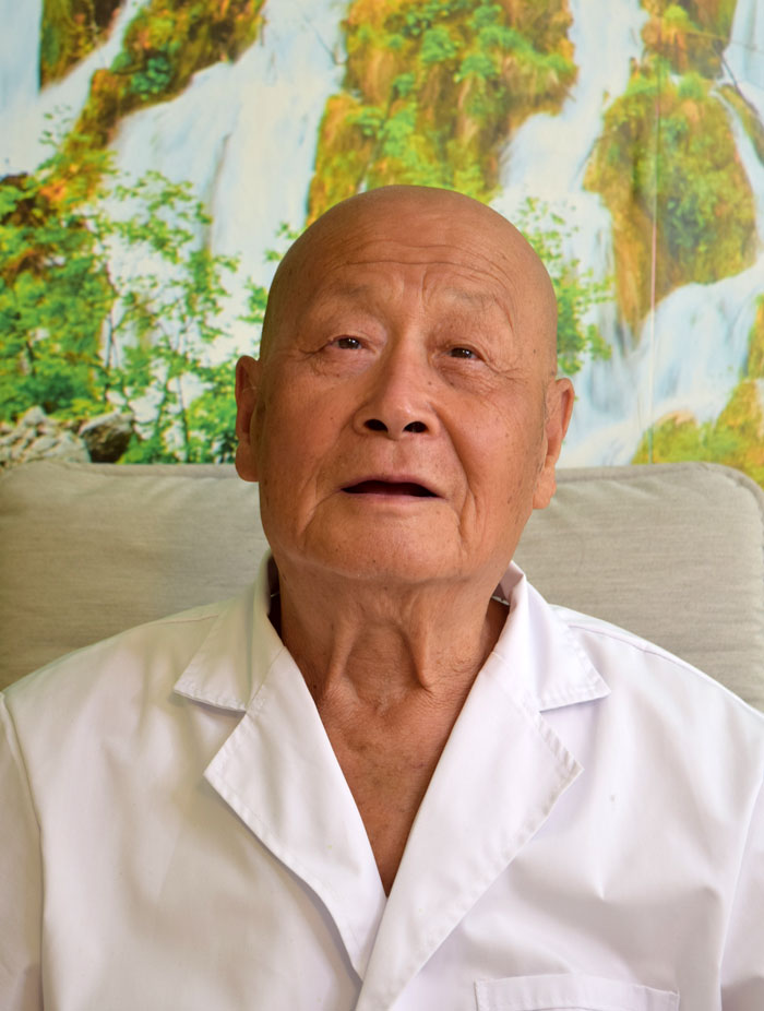 Dr. Prof. Teng Mengqi közel 60 éve gyógyítja a betegeket akupunktúrával.